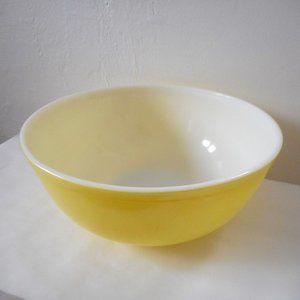 Vintage Yellow Pyrex 404 4 QT Nesting MCM Mixing Bowl (10" Diameter)